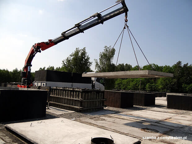 Załadunek szczelnego szamba betonowego do transportu  w Cieszanowie